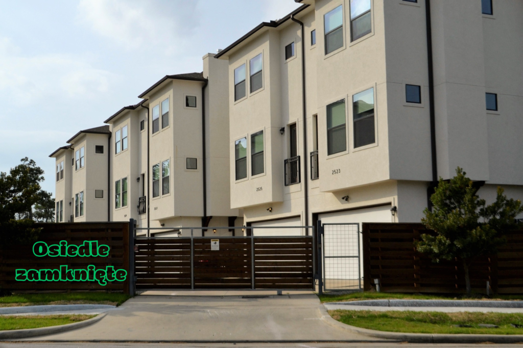 Niska zabudowa z ogrodzeniem